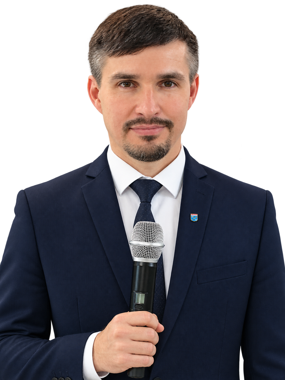 Артур Сирачев на сцене с микрофоном